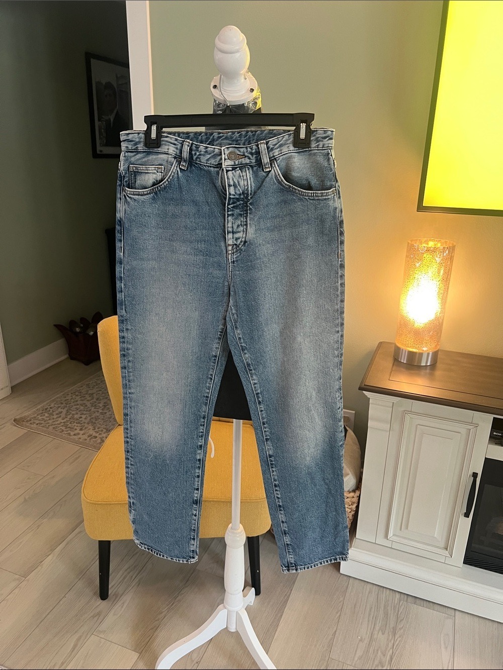Women’s Straight Jeans in Light Blue Wash